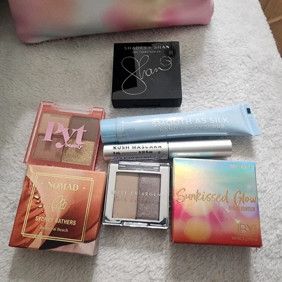 ipsy Multicolor Makeup Bag A Lot Of Expensive Make Up, Blush, Eyeshadow, Mascara - Picture 3 of 5